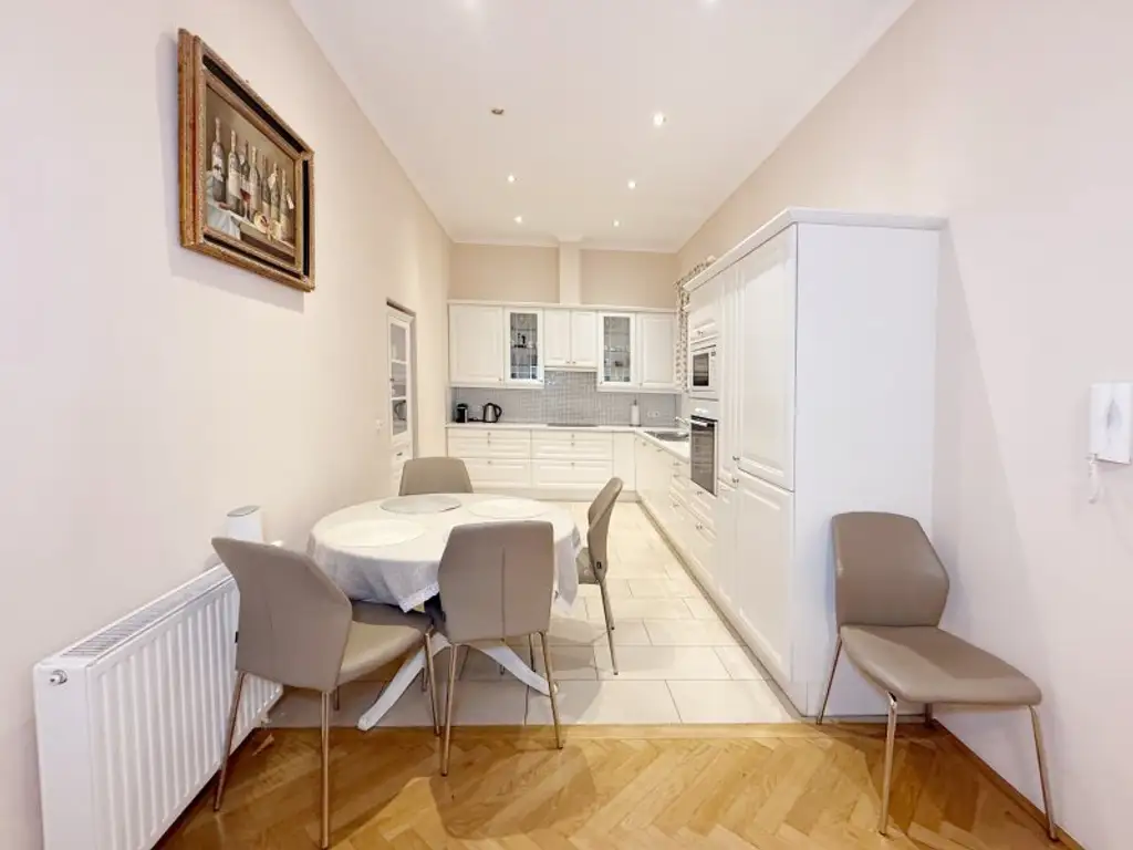 Fully furnished apartment - within walking distance to the 1st district, also available for short-term rentals.