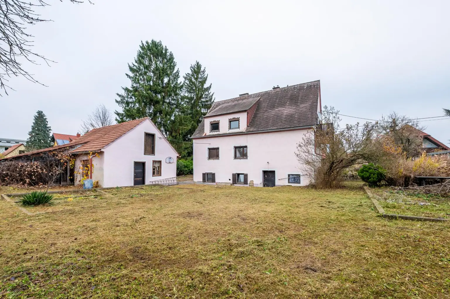 Hausansicht und Garten