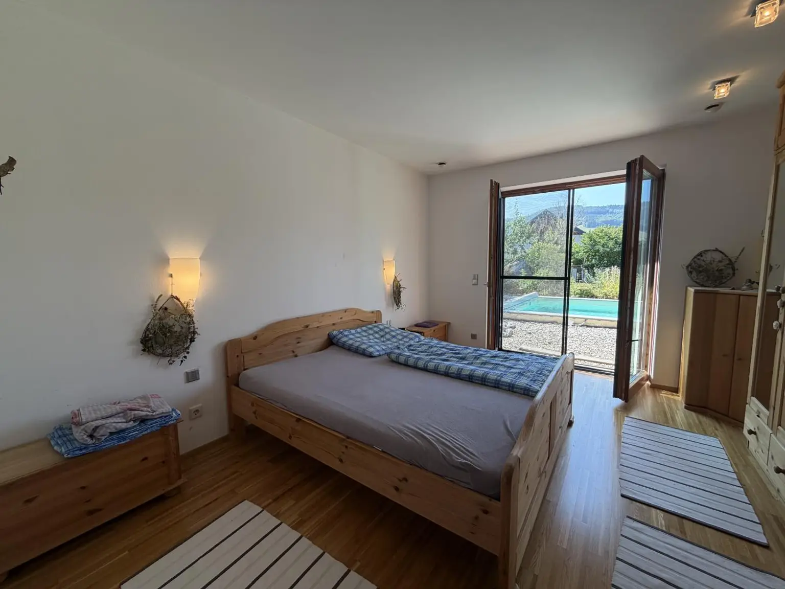 Zimmer mit Gartenansicht UG