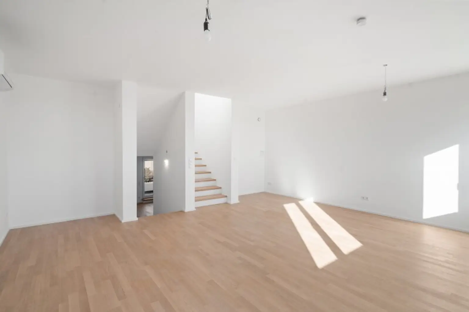 Generalsanierte Eigentumswohnung auf drei Ebenen mit zwei Terrassen - Gegenüber Sofiensäle