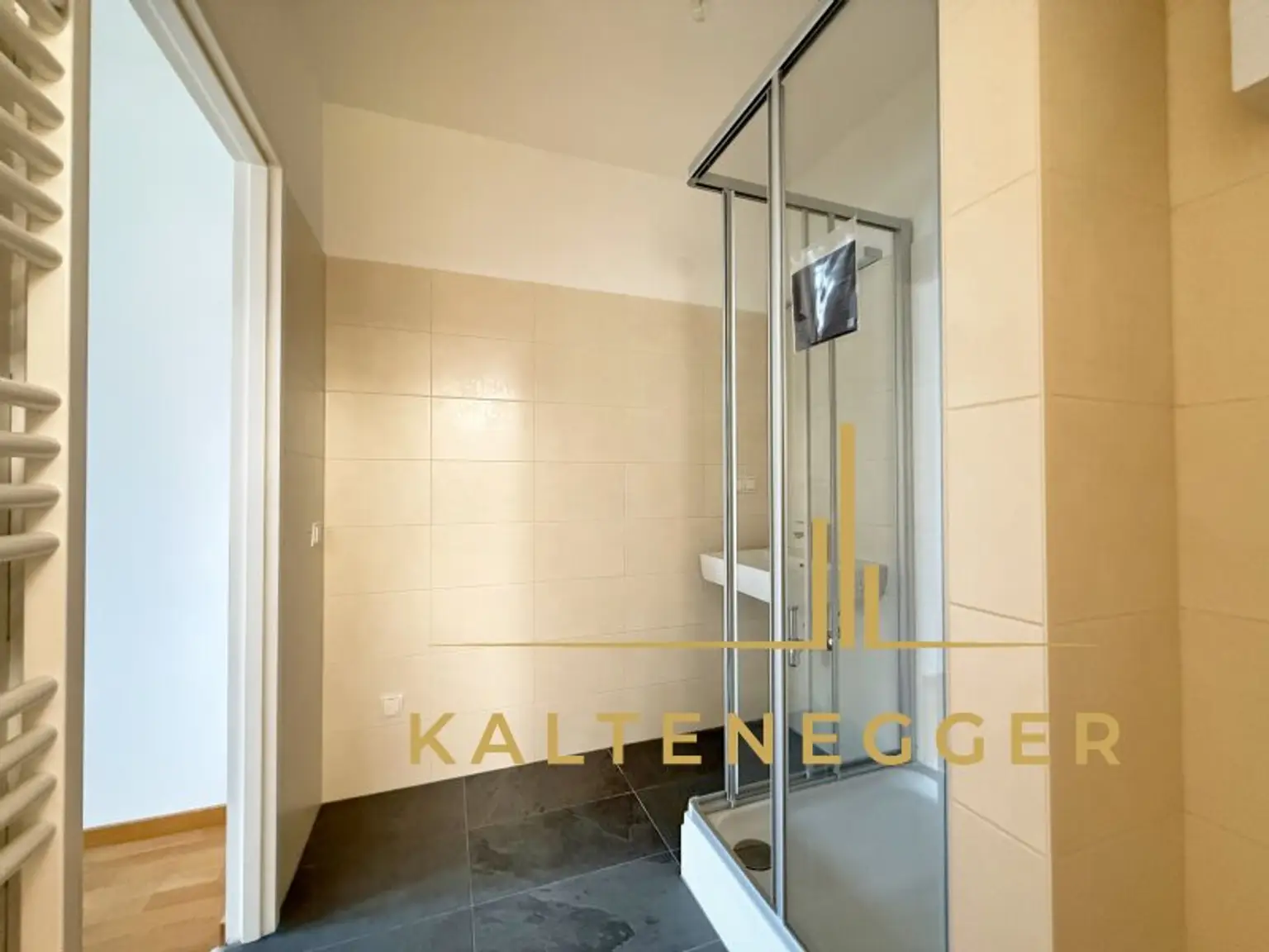 Bad von beiden Seiten begehbar