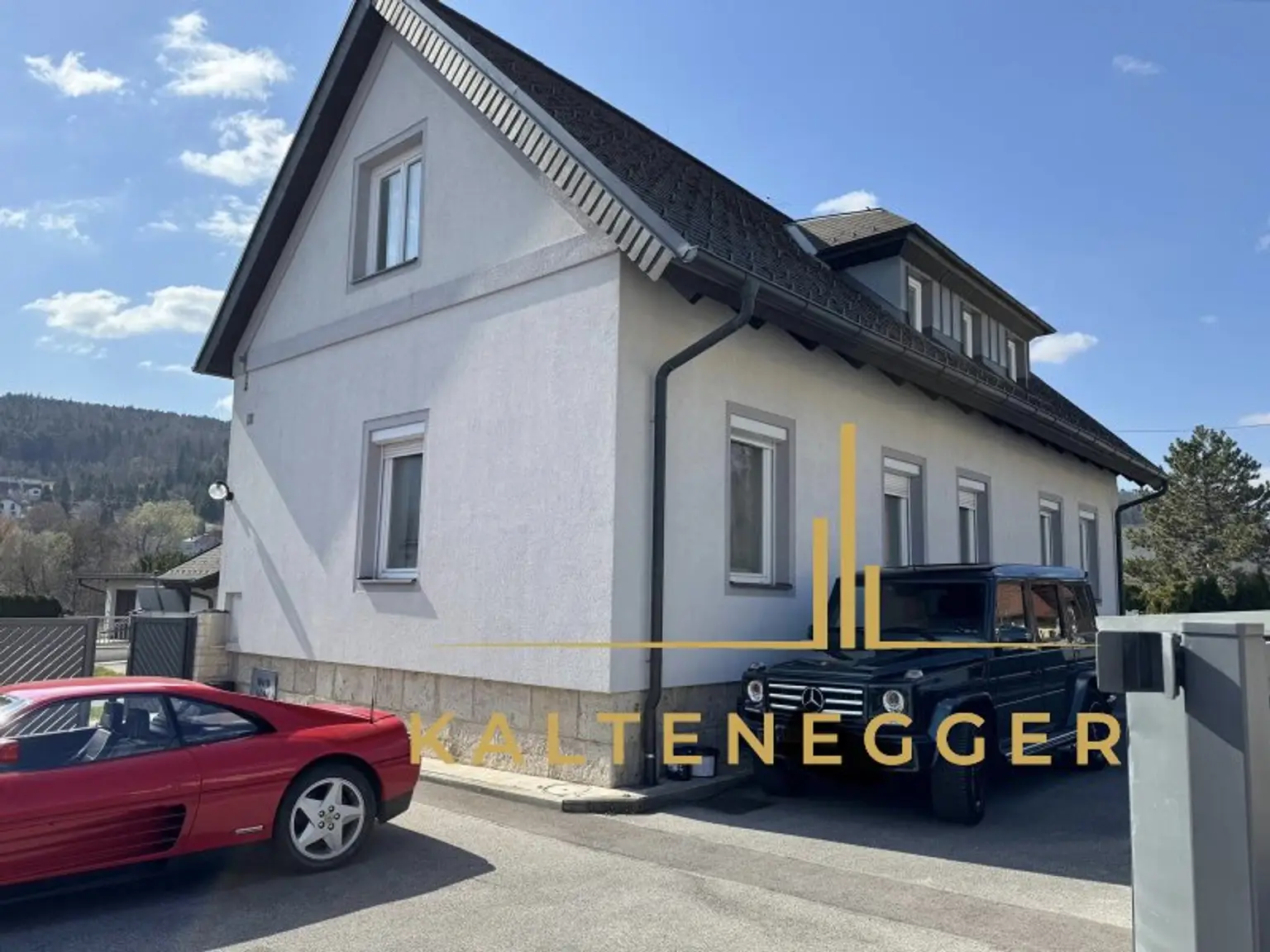 Sonnenbeschienenes Grundstück mit Blick auf die Hohe Wand - ein ländliches Mehrfamilienhaus und ein Einfamilienhaus