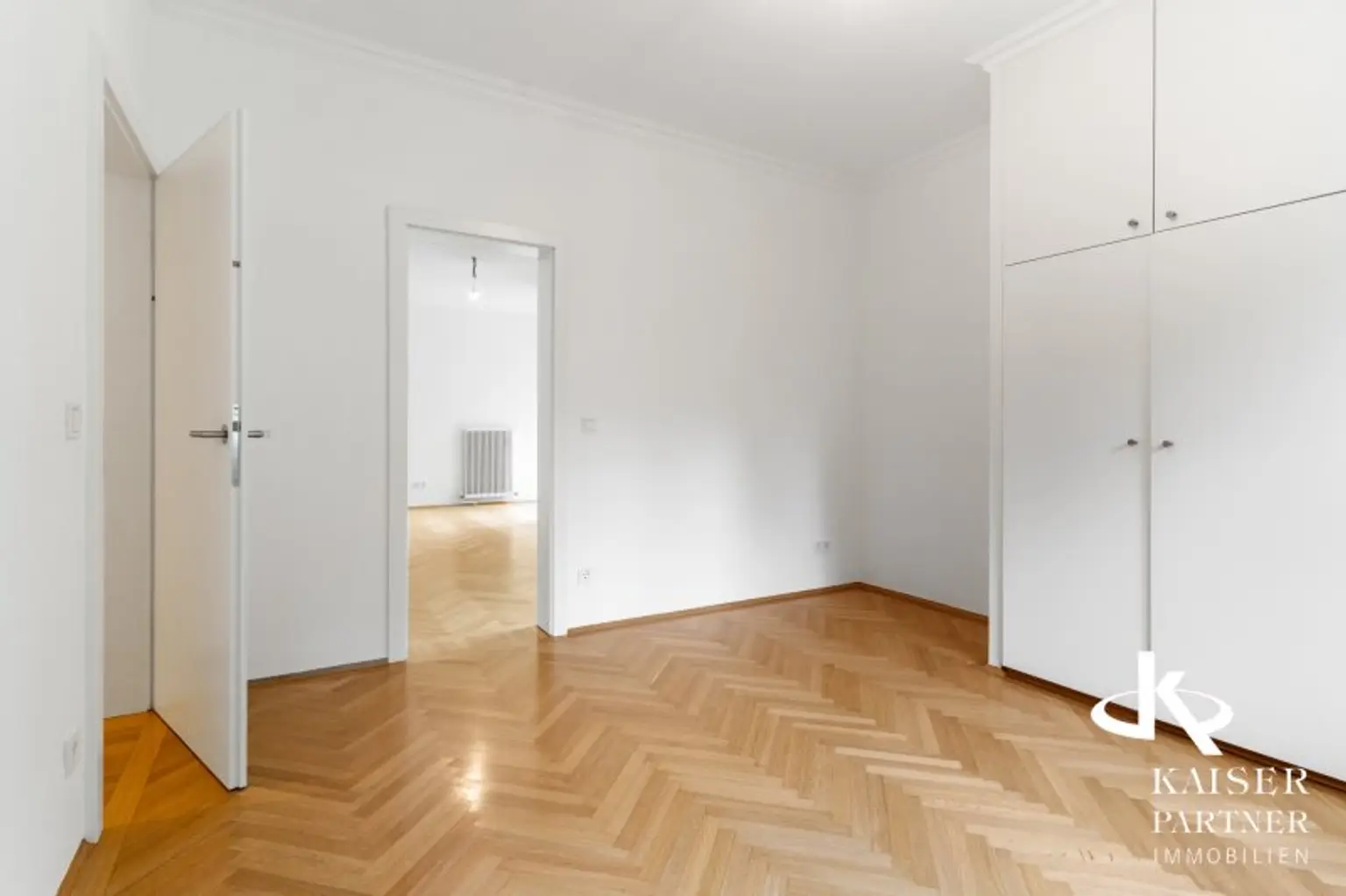 Neurenovierte 6-Zimmer-Wohnung mit  Terrasse in den Garten, Balkonen und Grünblick!