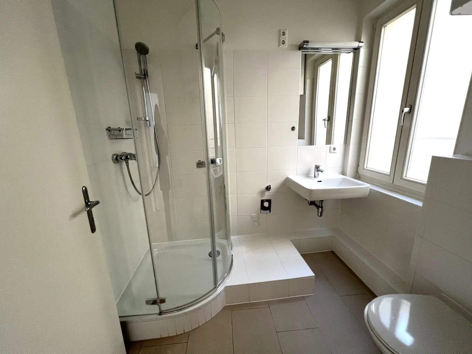 TOP LAGE: Moderne, ruhige und klimatisierte Dachgeschoss-Wohnung mit Terrasse / TOP LOCATION: Modern, quiet and air-conditioned apartment with terrace