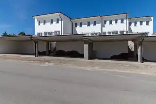 Blick zu den Carports