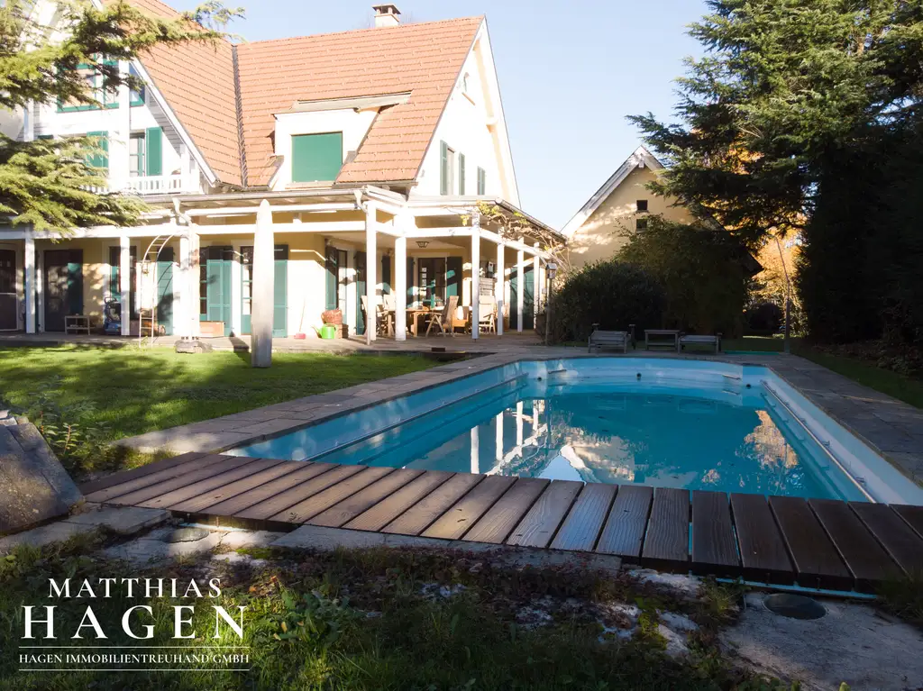 Großzügige Villa mit beeindruckendem Grundstück und Pool