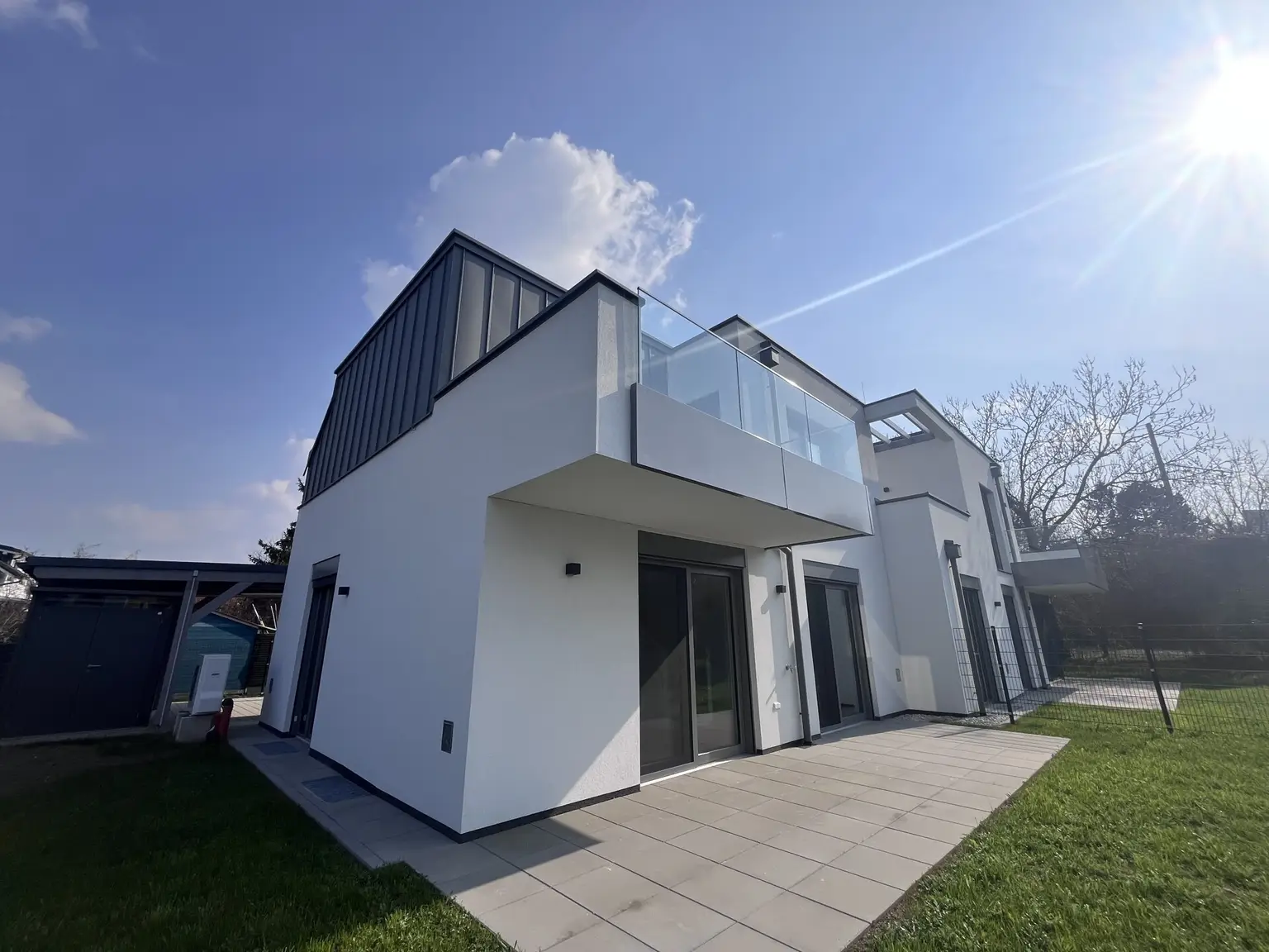 Erstbezug !! Traumhafte Doppelhaushälfte , Wohnkeller  mit Garten und 2 Stellplätzen!