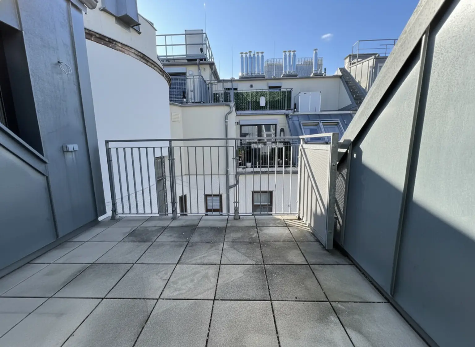 UNBEFRISTET: Attraktive, klimatisierte Dachgeschoss-Wohnung mit Balkonen und Dachterrasse und einmaligem Blick über Dächer Wiens