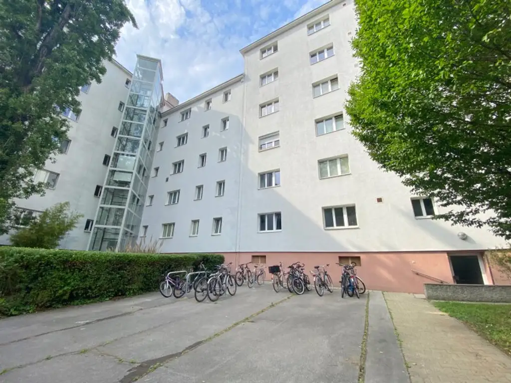 U3 NÄHE! 2 Zimmer im DG zu SANIEREN, SONNIG und RUHIG