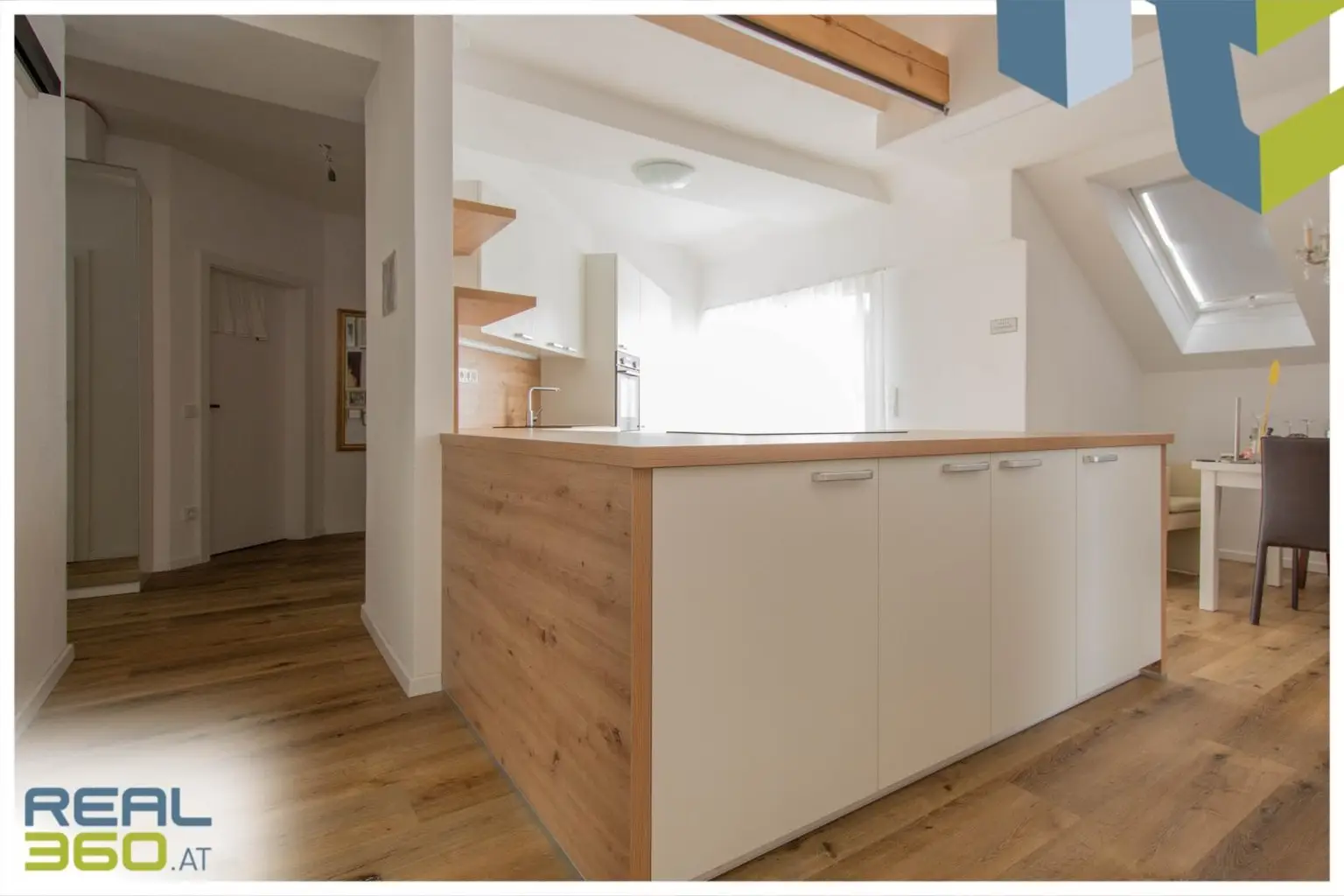 Viel Stauraum dank der großen Kücheninsel