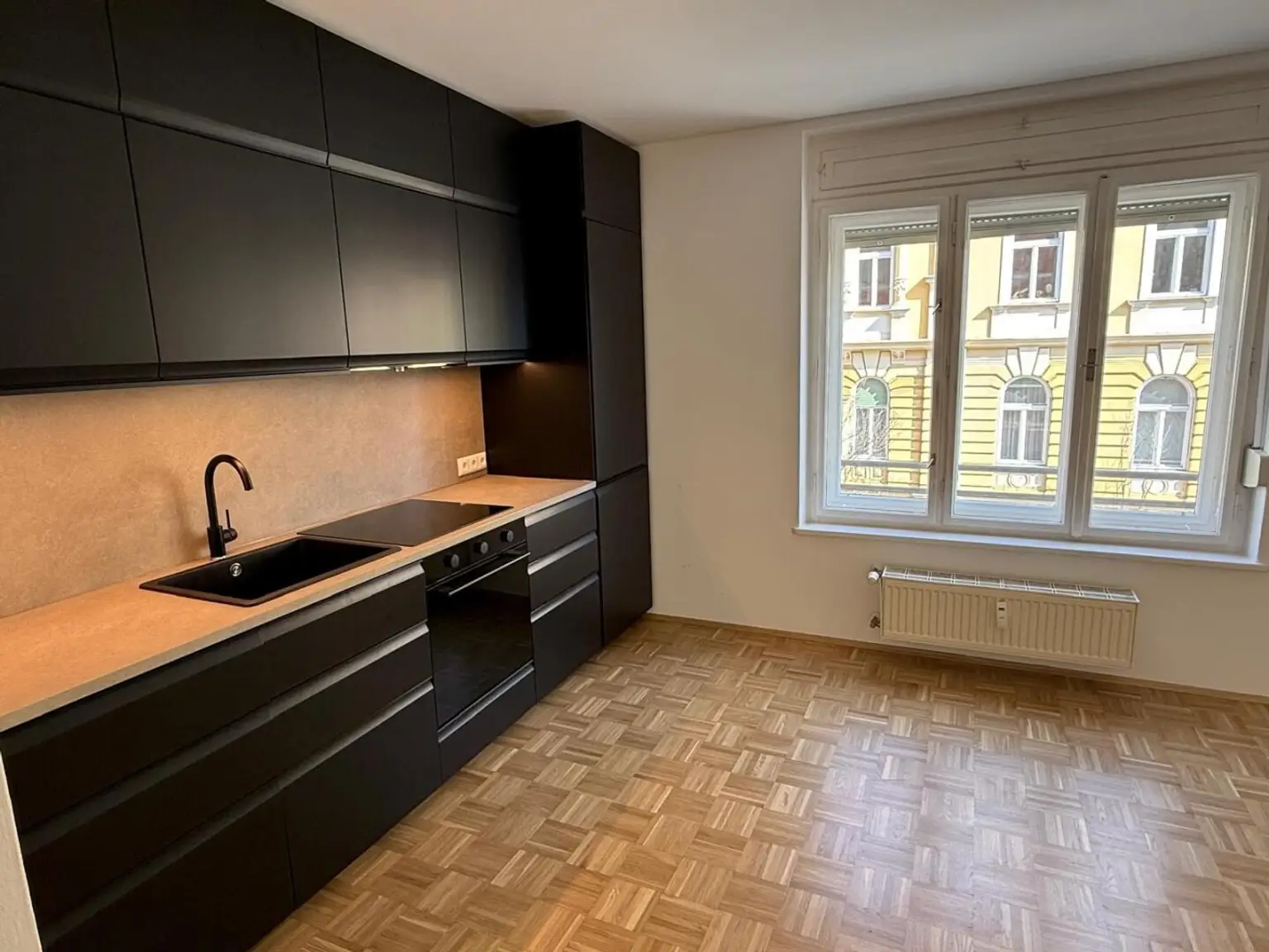 NEU möblierte Küche mit großem Essbereich