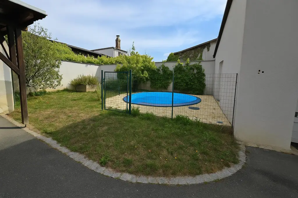 Vielseitiges Einfamilienhaus mit Pool, Garagen und großem Potenzial in Leibnitz