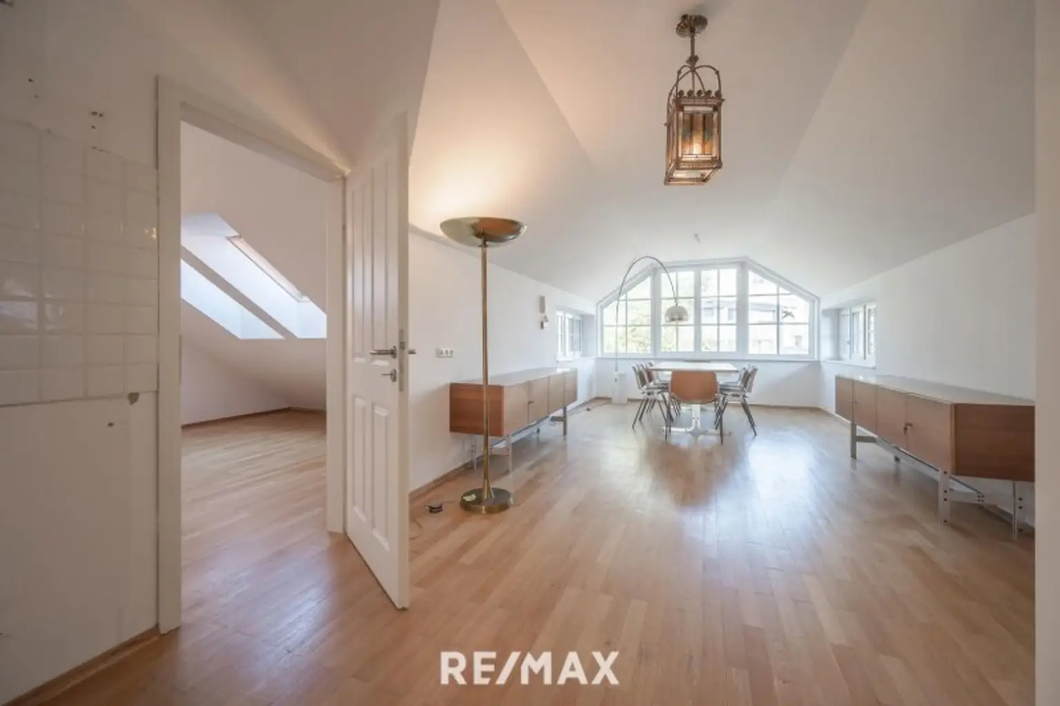 Elegante Villa im Landhausstil mit Riesengarage