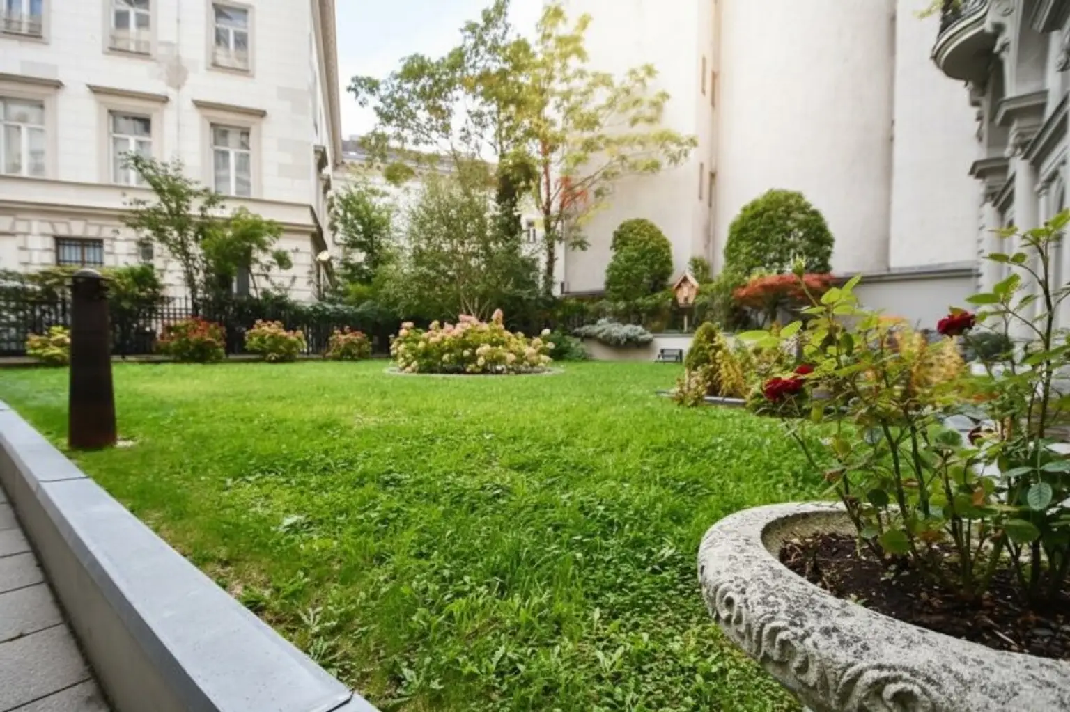 Exklusive Palais Büro mit Terrasse im Botschaftsviertel