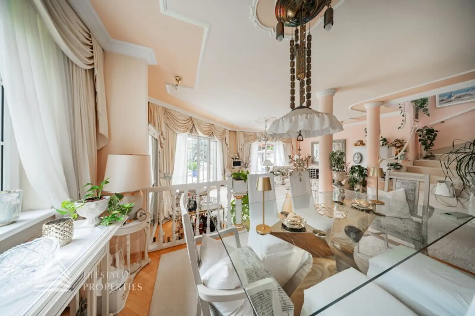 Beeindruckende Villa mit gepflegten Garten und Pool