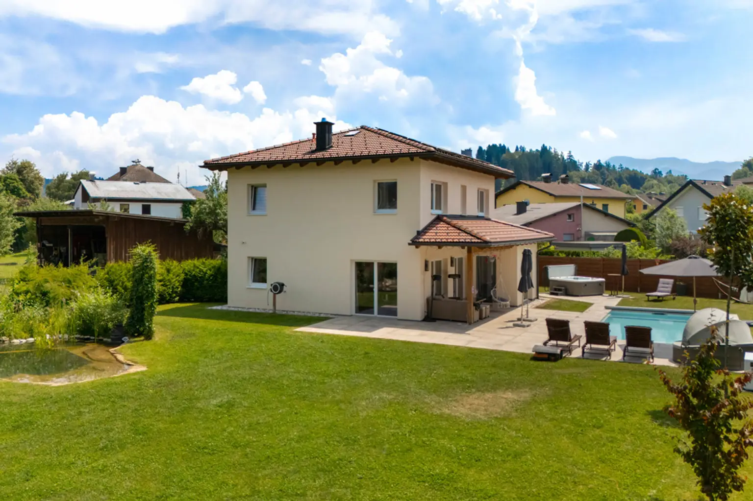Wohnhaus mit Pool in ruhiger Lage