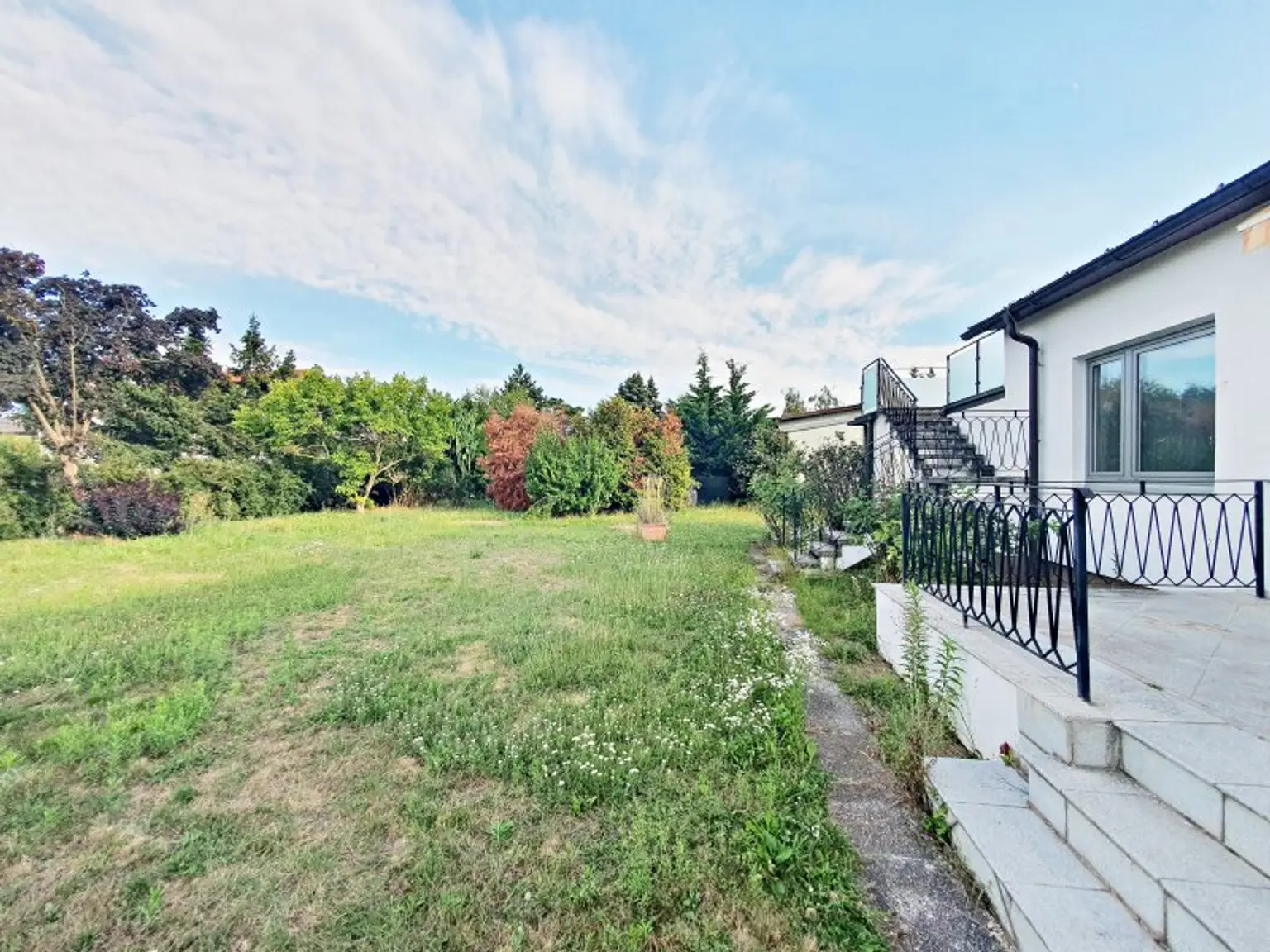 ++TOP++ Seltene Gelegenheit!  Charmantes Einfamilienhaus auf 898 m2 Grundstück - großer Garten!  Sehr ruhig und ZENTRAL gelegen mit eigene Garage!  TOP Anlage +++