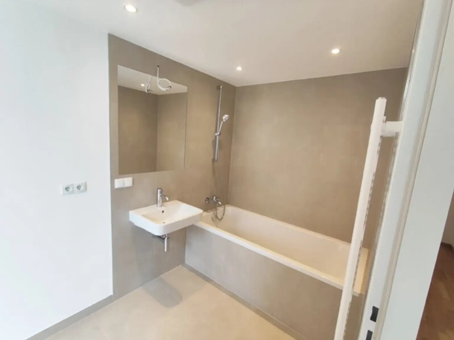 Modern wohnen in Meidling! Neubau 2-Zimmer-Erstbezug mit Balkon im 5. Liftstock - Top61