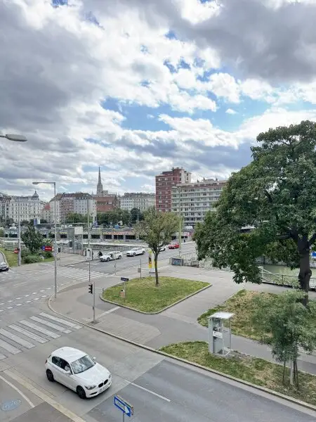 Eleganz am Schwedenplatz – Maßgeschneiderter Wohntraum mit Blick auf die Stadt