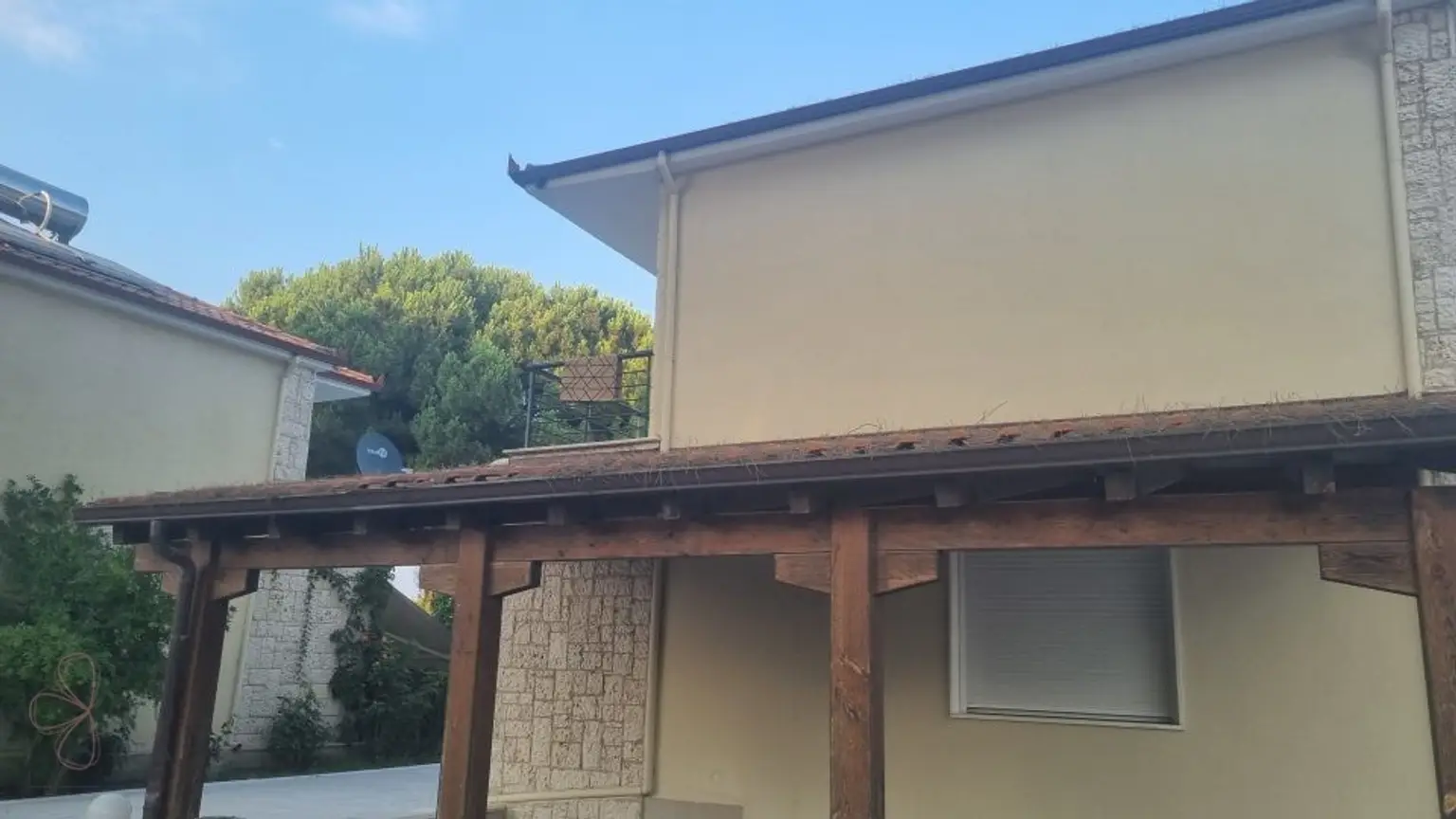 Chanioti – Strandnähe und Rendite vereint – Stilvolles Haus auf drei Etagen nur 100 Meter vom Meer
