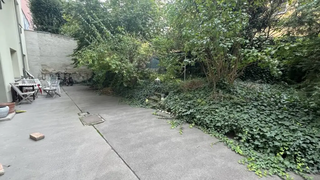 + Studentenhit + TOP LAGE + 500 m von der Fußgängerzone, Meidlinger Hauptstraße sowie der U6 entfernt + Wohnung in 1120 Wien: mit Balkon am Dach 5. Stock ohne Lift+