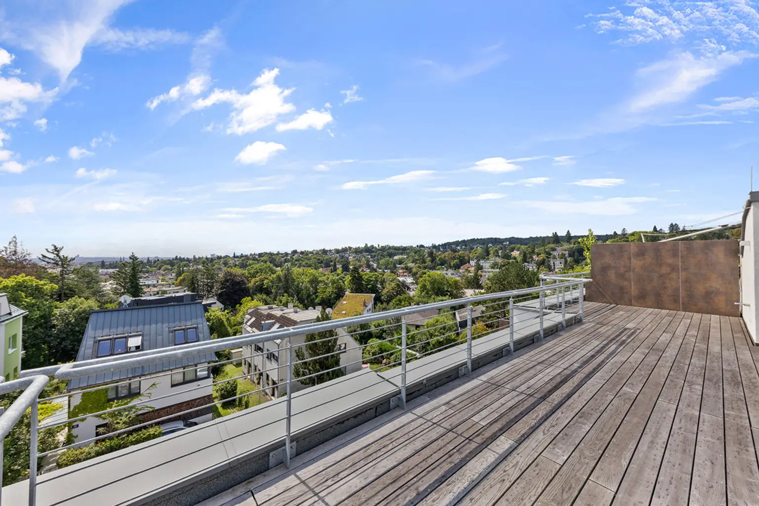 DG-Wohnung mit atemberaubender Dachterrasse in absoluter Grünruhelage