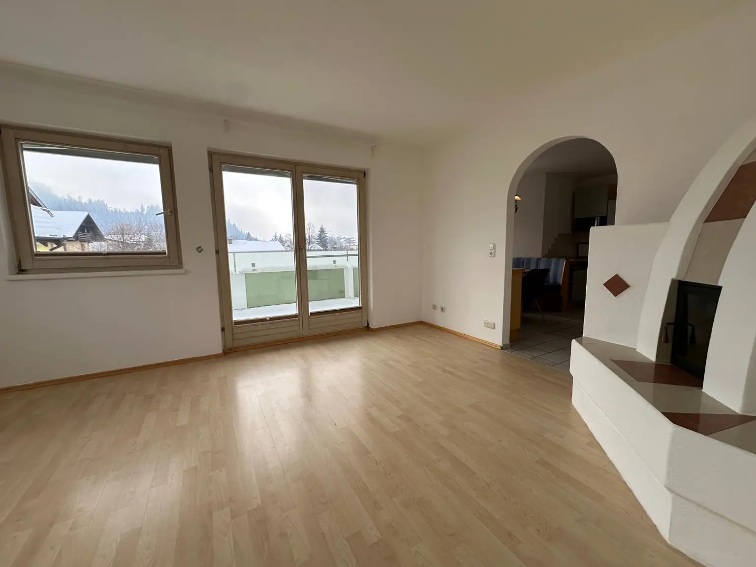 schönes sonniges Wohnzimmer mit Westbalkon