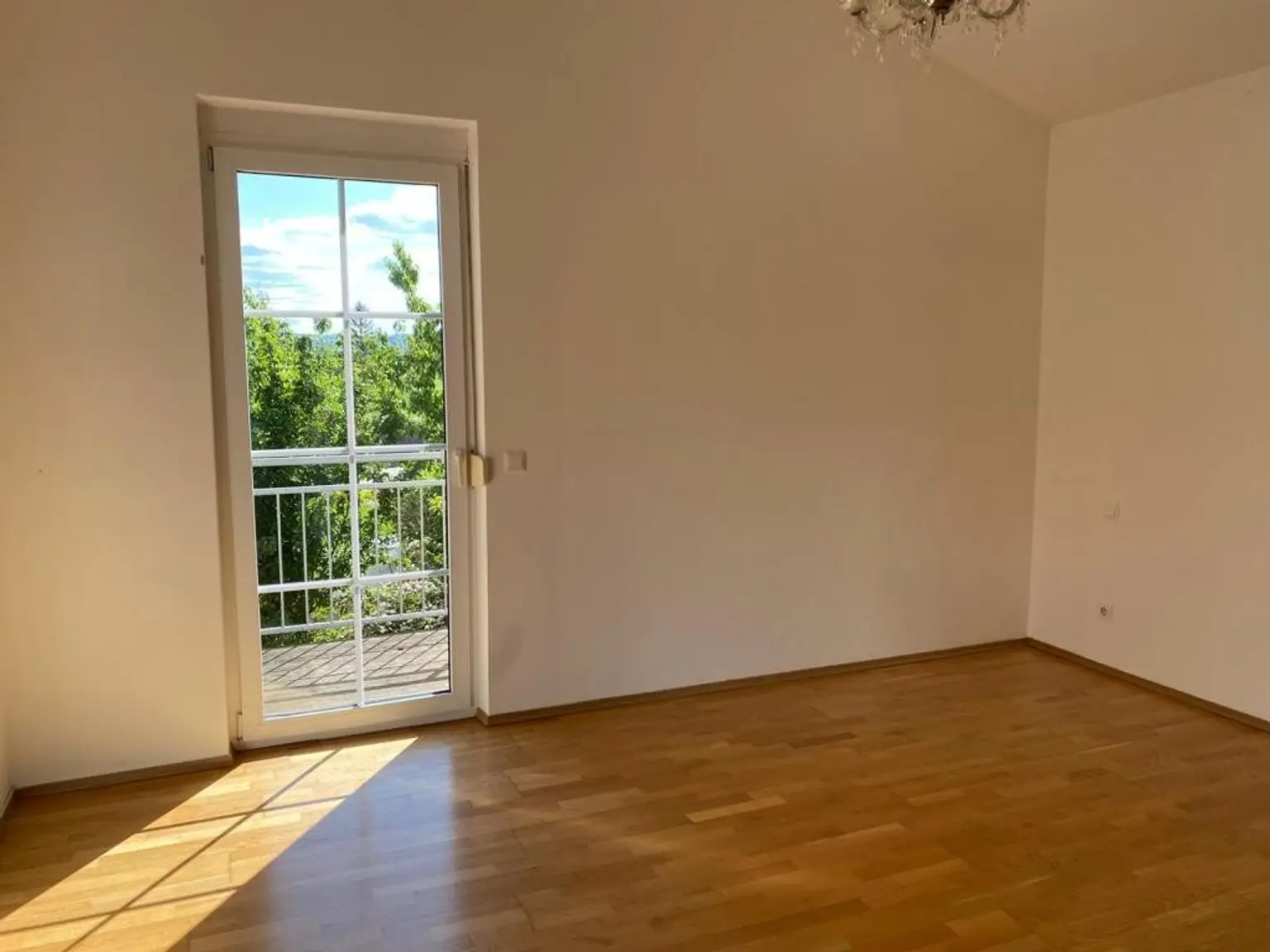 SOFORTBEZUG ,DREIZIMMERWOHNUNG MIT BALKON..! ! !
