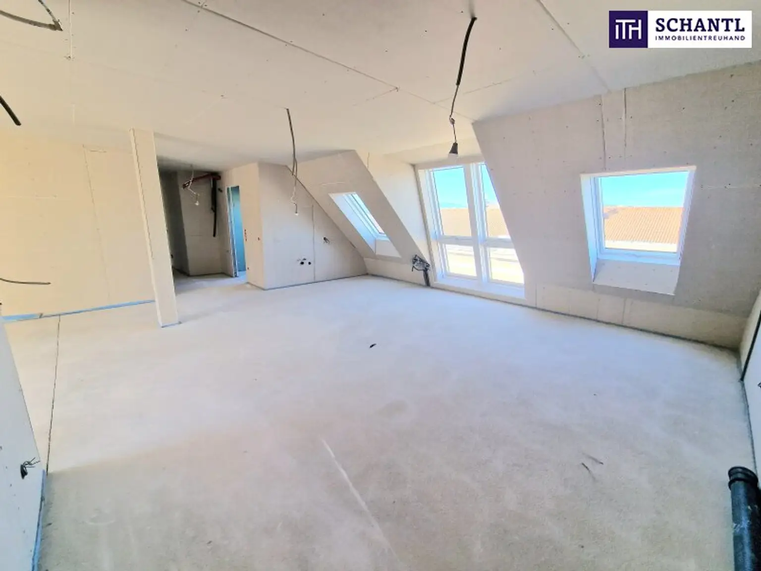 Exklusive 4-Zimmer-Dachgeschosswohnung in revitalisiertem Altbauhaus – Stilvolles Wohnen mit Dachterrasse, Fischgrätparkett, Klimaanlage & Luftwärmepumpe auf modernstem Stand
