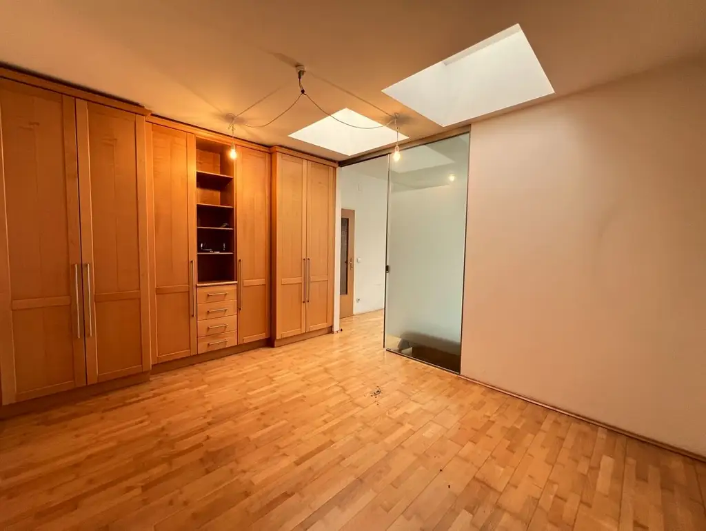 Dachgeschosswohnung, 2 Zimmer Nähe Klinik Ottakring