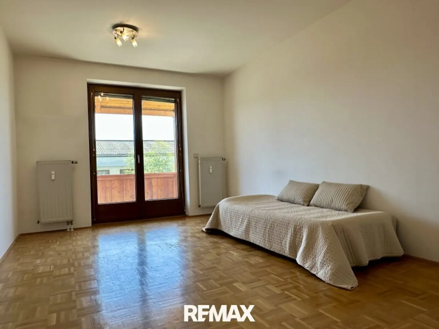 Wohnzimmer mit Zugang auf den Balkon