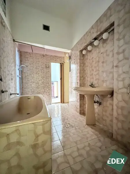 96 m² Altbauwohnung im 1. Stock mit Lift – zum Sanieren