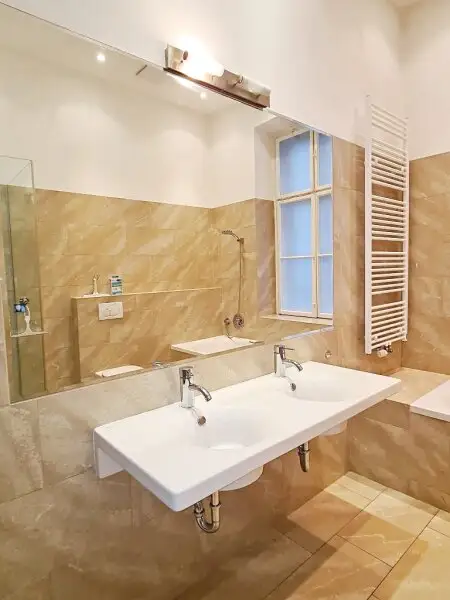 AM GRABEN-NÄHE, 95 m2 Altbau mit Balkon, 2 Zimmer, Komplettküche, Wannenbad, Parketten, 4. Liftstock, Flügeltüren, Spiegelgasse