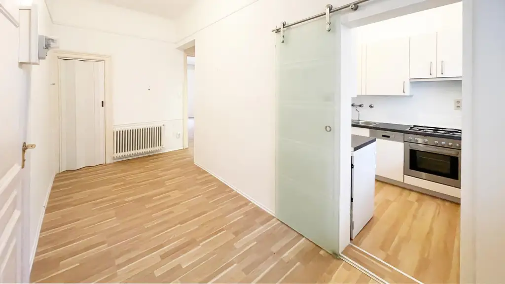 3 Zimmer mit Balkon, komplett neues Bad und WC
