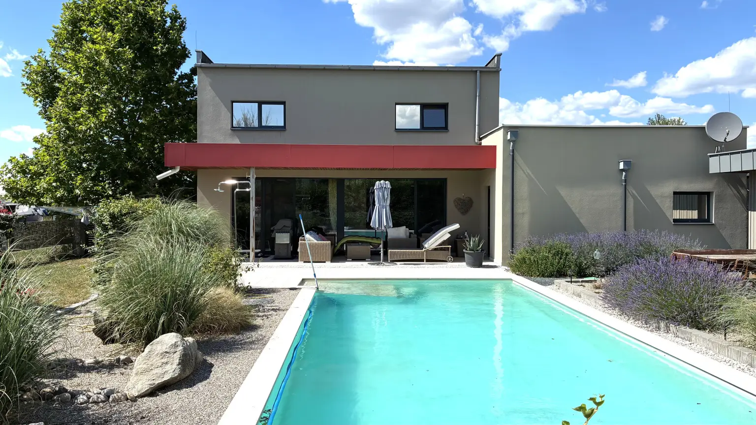 Pool Ansicht vom Garten