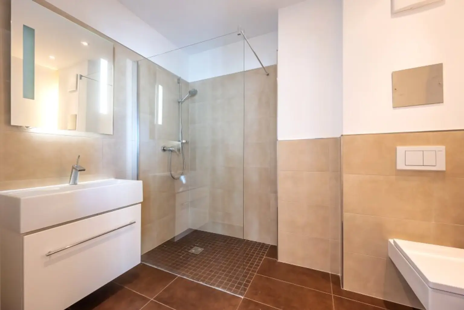 Panoramaliebling: Luxuriöse DG-Wohnung mit Dachterrasse und Fernblick