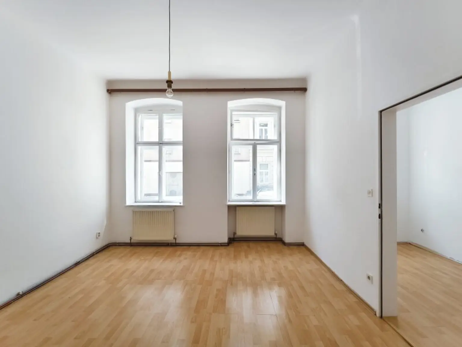 Schlafzimmer mit Blick ins Kabinett