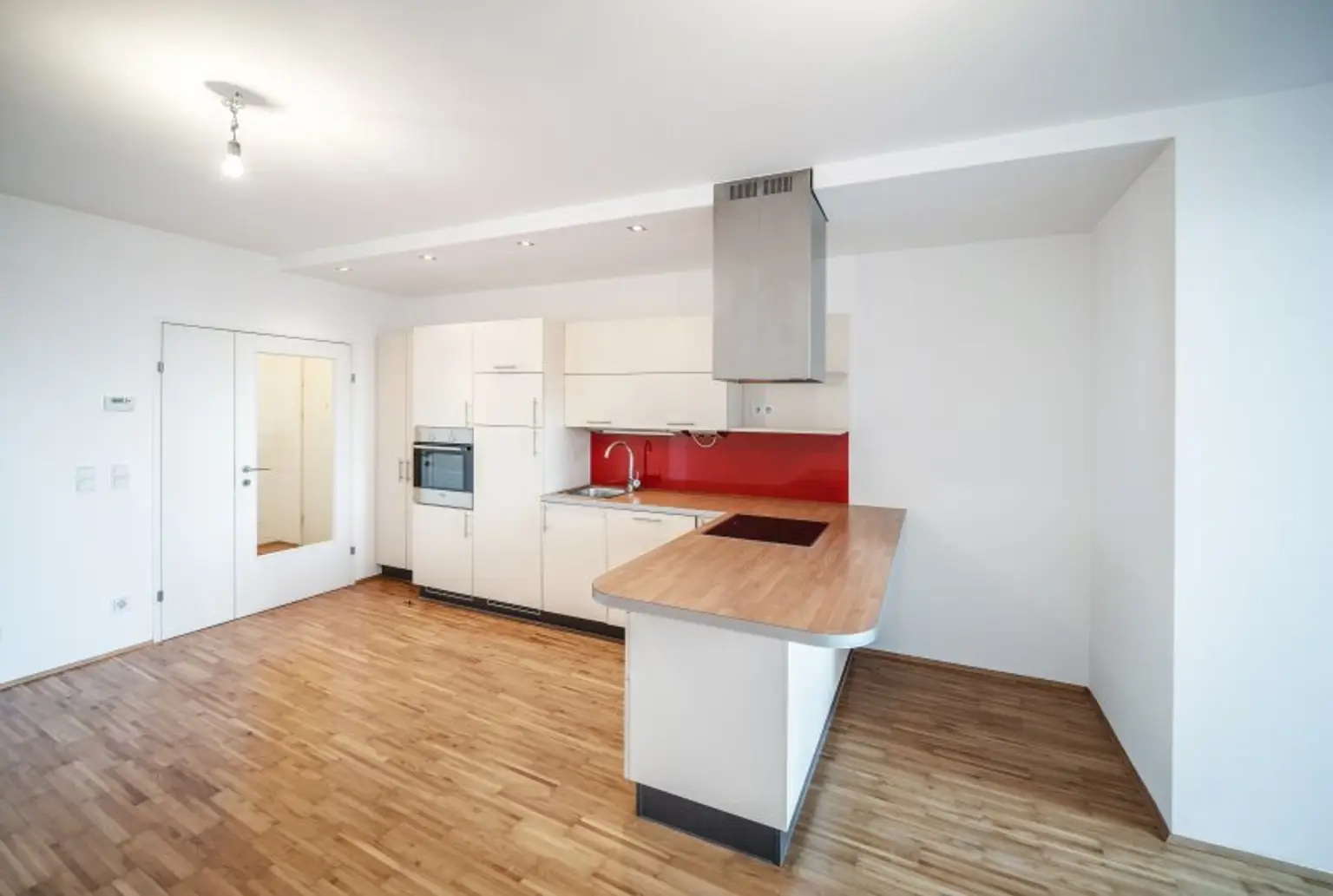 2-Zimmer-Wohnung mit Loggia auf der Mariahilfer Straße - bei U3/U6 Station Westbahnhof