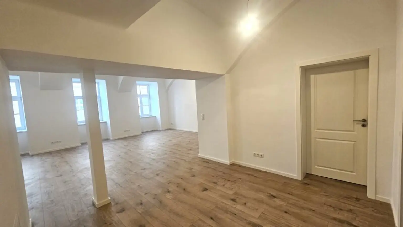 NEU RENOVIERT -  Bürofläche/Ordination Nähe Votivkirche!