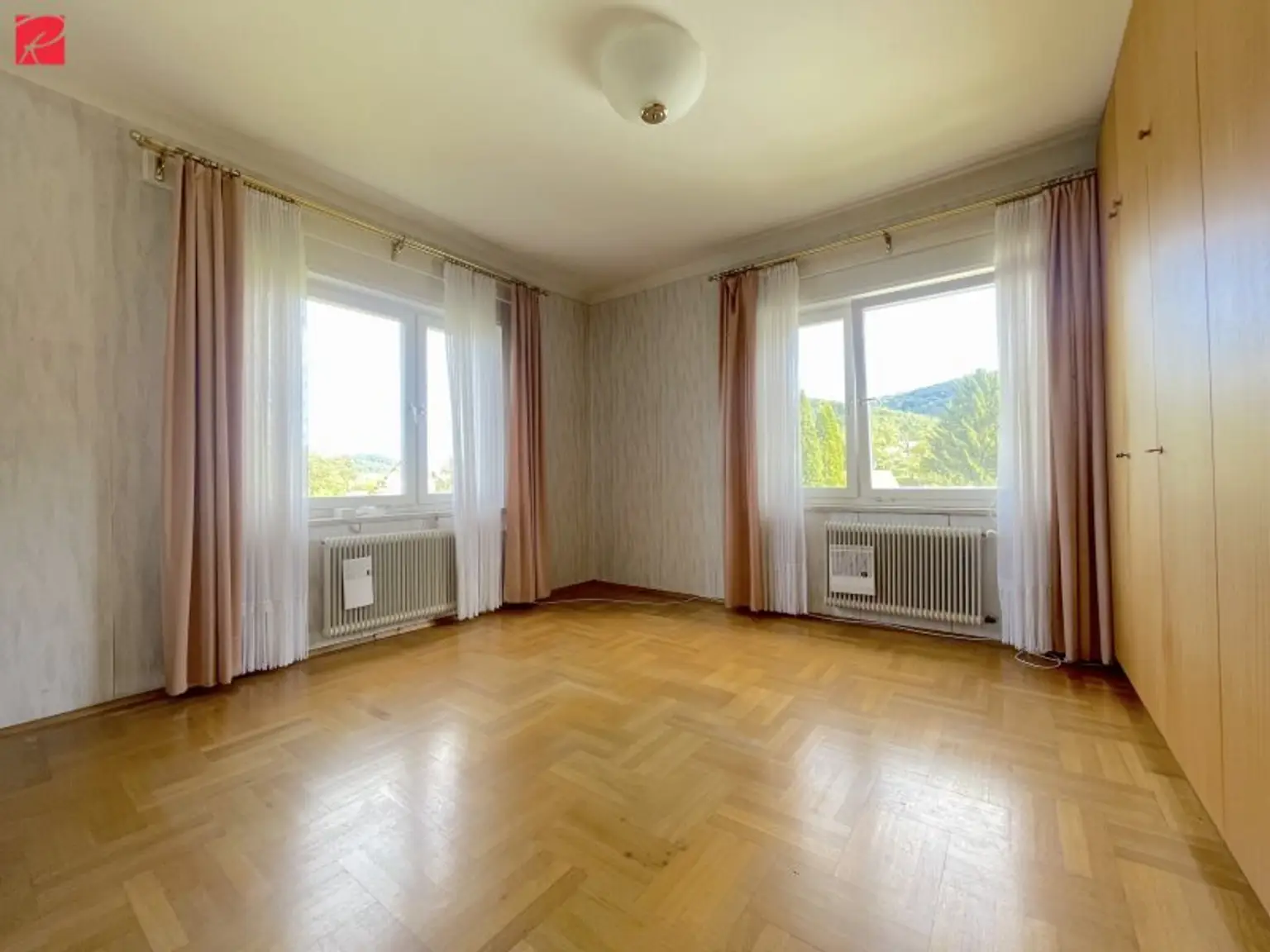 Großzügiger Bungalow mit überdachtem Swimmingpool