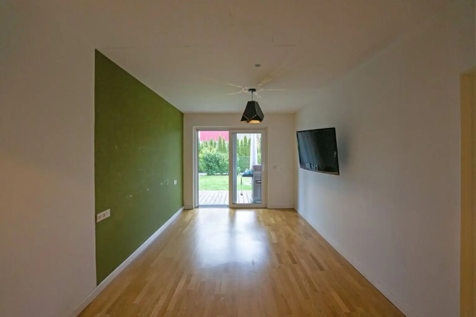 Zimmer 2 mit Ausgang auf die Gartenterrasse