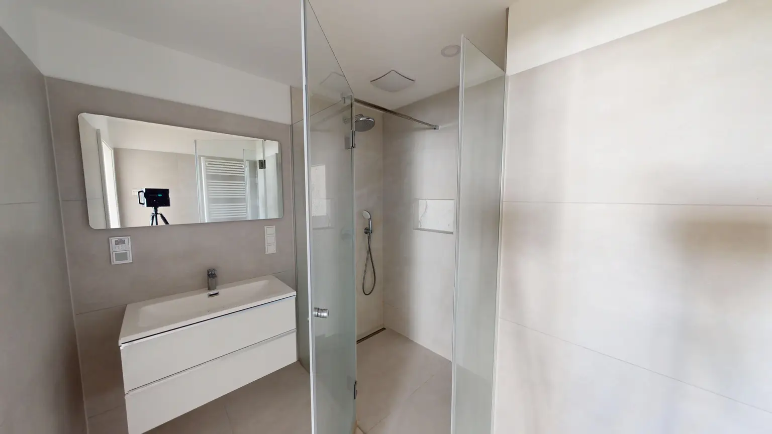 Moderne Dachgeschosswohnung mit Balkon in Brigittenau
