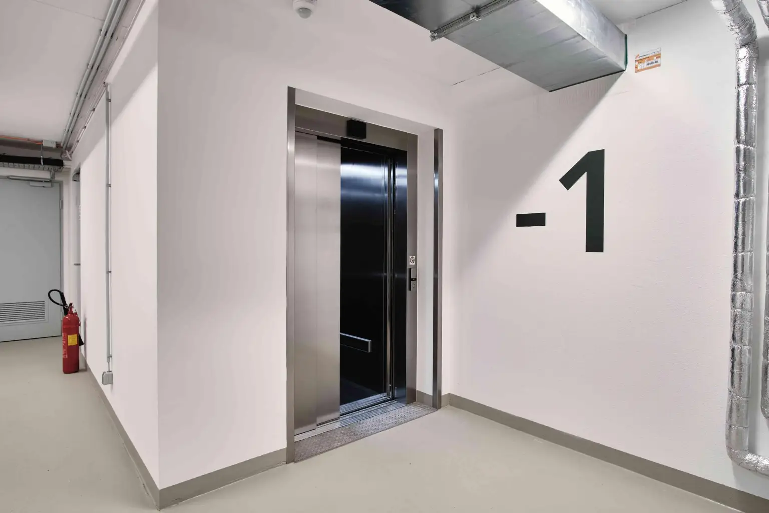 HI TECH BETRIEBSGEBÄUDE