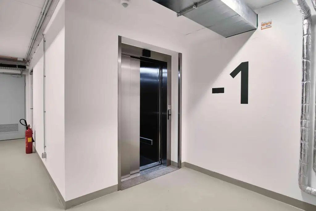 HI TECH BETRIEBSGEBÄUDE