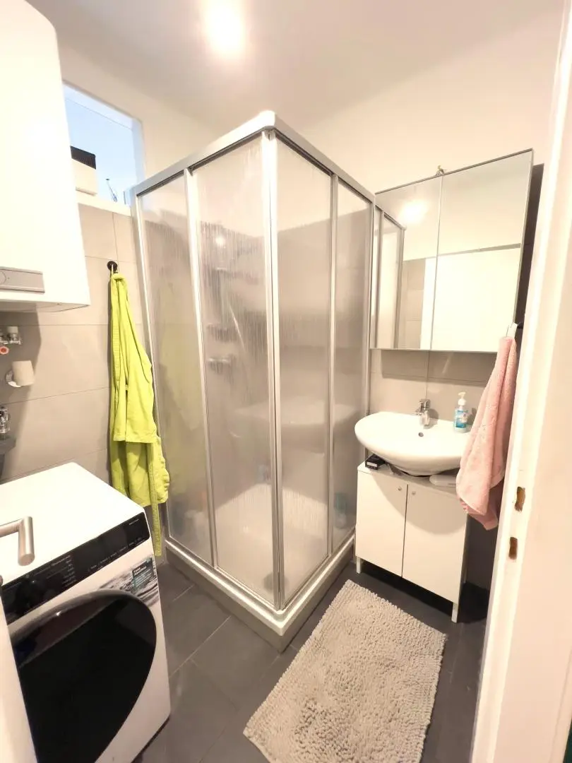 "Neu renovierte 1-Zimmer-Wohnung mitten im 12ten!"