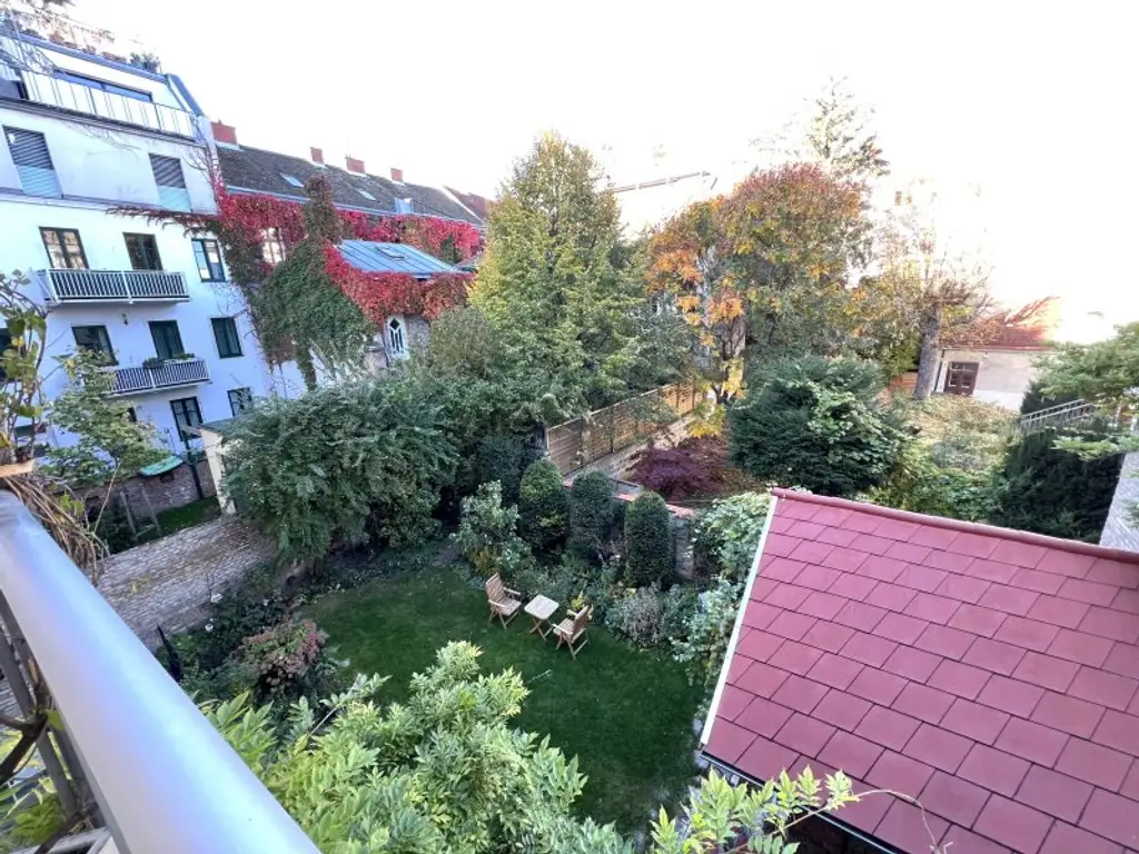 ERSTBEZUG NACH SANIERUNG: Ansprechende 6-Zimmer-Altbauwohnung mit Balkon, unweit von Kutschermarkt