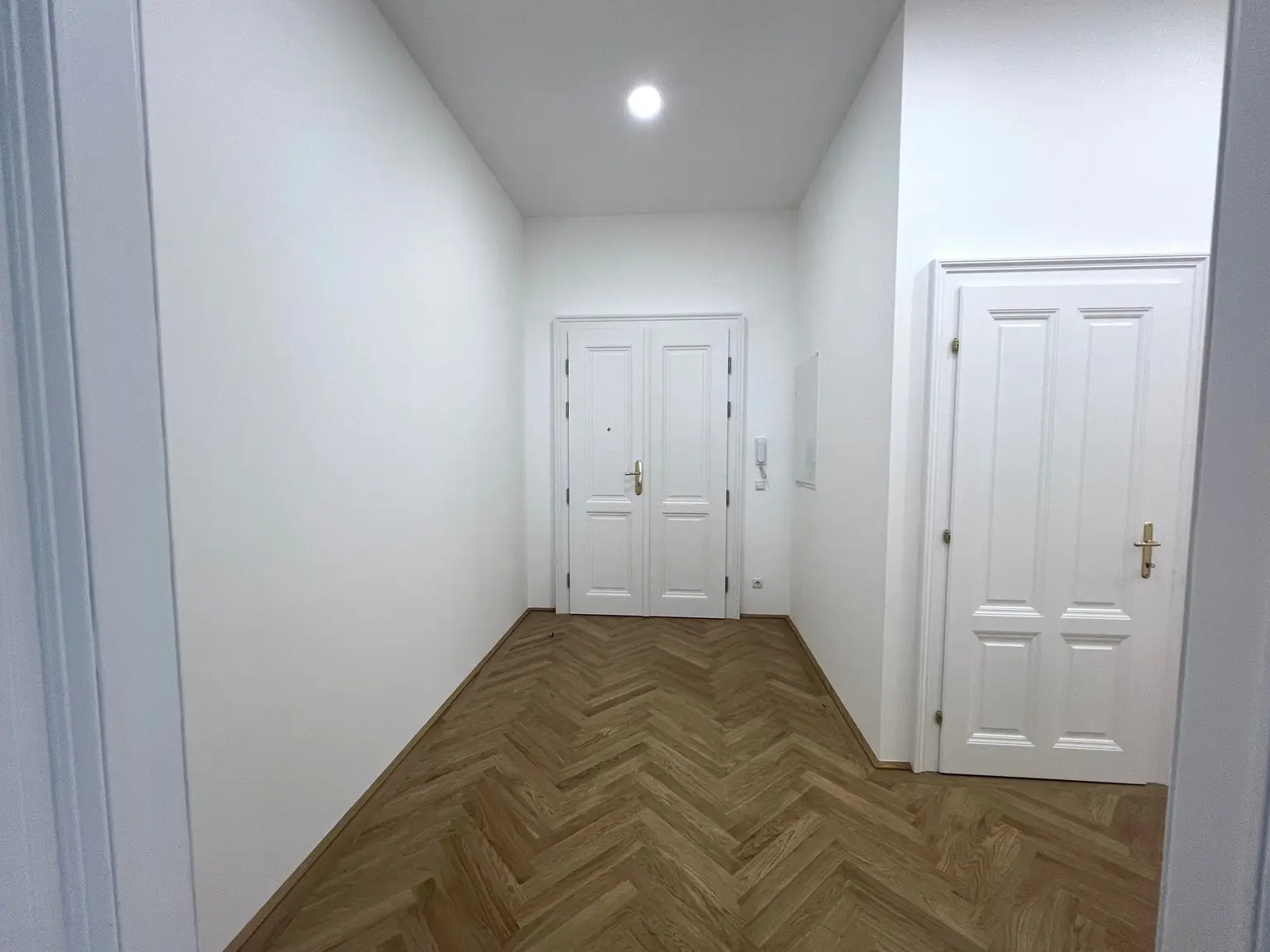 UNBEFRISTET und ERSTBEZUG: Prachtvolle, ruhige und klimatisierte Altbauwohnung in fantastischer Lage / FIRST OCCUPANCY: Quiet, air-conditioned flat in a historic building in a fantastic location