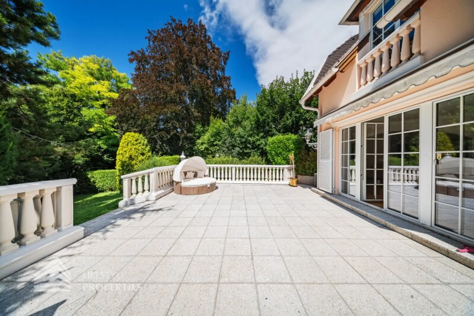 Beeindruckende Villa mit gepflegten Garten und Pool