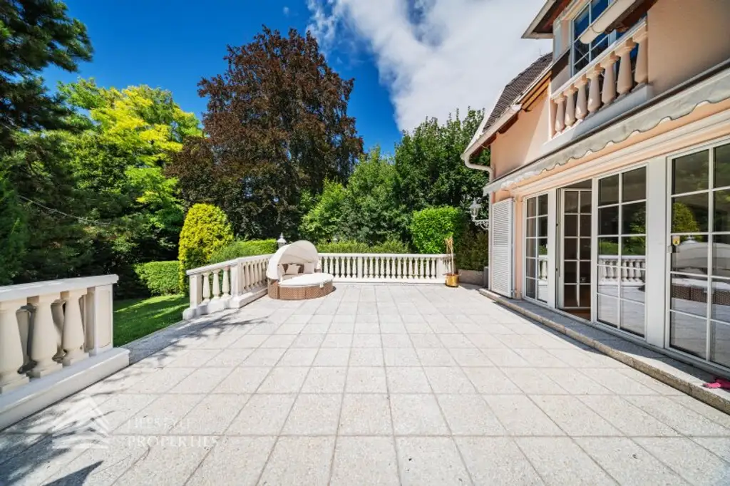 Beeindruckende Villa mit gepflegten Garten und Pool