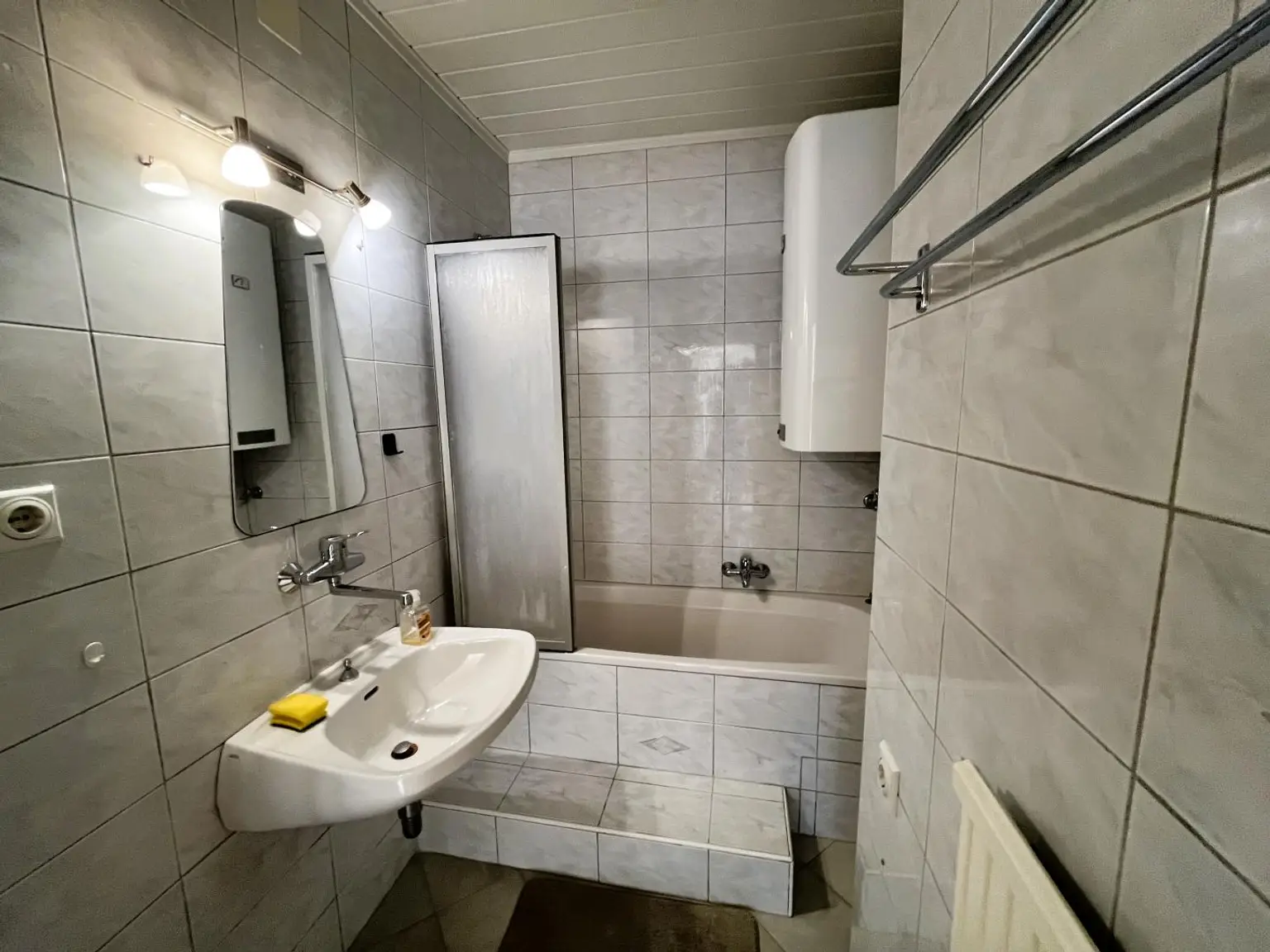 Badezimmer mit Badewanne